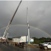 Montaż i stawianie konstrukcji słupów rurowych.